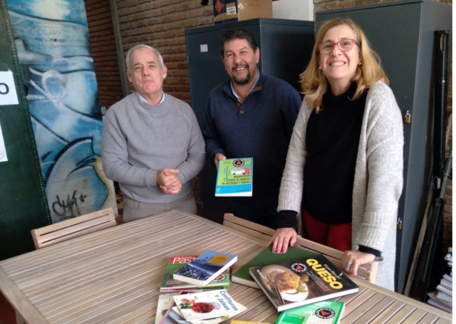 Ministerio de Turismo donó libros técnicos a la Escuela Técnica de Solymar Norte